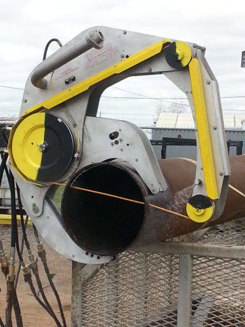 En vaier-sag montert på et stort metallrør for industriell saging.