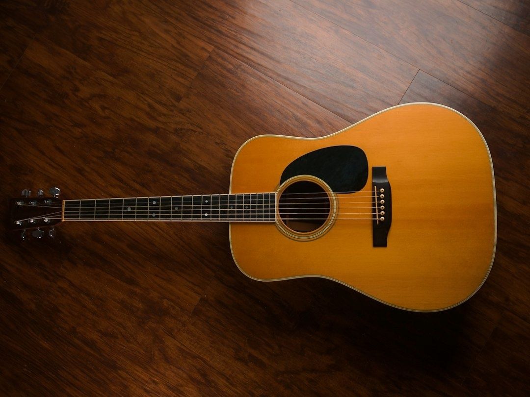 Akustisk gitar i treverk, klar for vintervedlikehold