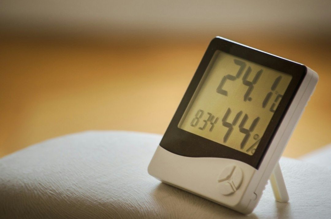 Digitalt hygrometer som viser 24,1 °C og 34 prosent luftfuktighet